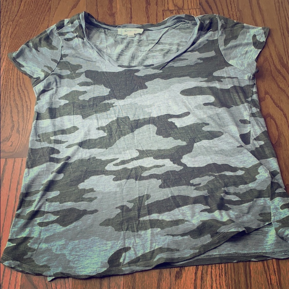 Two by Vince camo short sleeve tee.